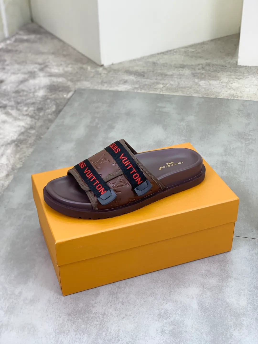Men's shoes 💰P320💰【New style】🆘 Original quality 【LOUIS VUITTON】The popular Louis Vuitton LV men's slippers on the official website are on sale simultaneously! Original fabric imported from Italy, original factory special supply, code number: 38-44 (45 customized), many colors available